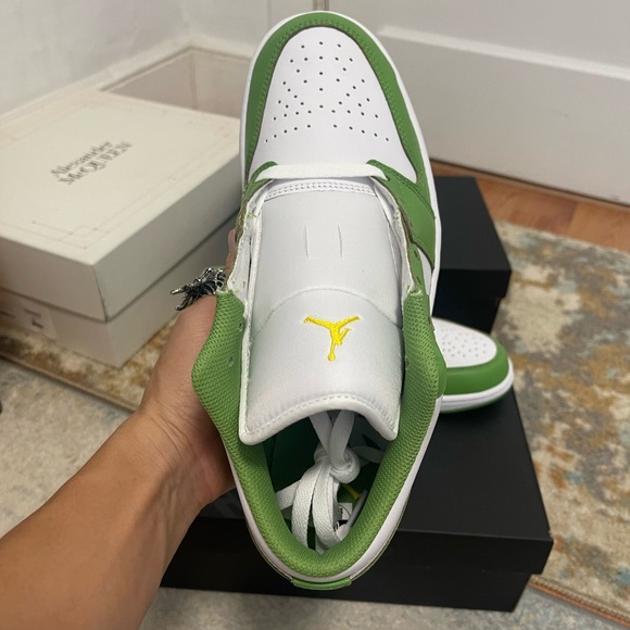 BIN Men’s Size 10 (Euro Sz 44) Air Jordan 1 Low SE Sneakers In White/Chlorophyll - Picture 13 of 16
